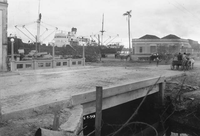 Largo e ponte do Ribeirão da Caetana engolido pela cheia de 1880 e pelo berço 2 do porto de Itajaí na década de 2000