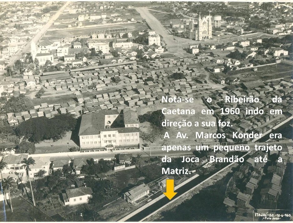 Vista aérea de Itajaí 1960 (colégio São José) - CDMH - Arquivo Público de Itajaí.  