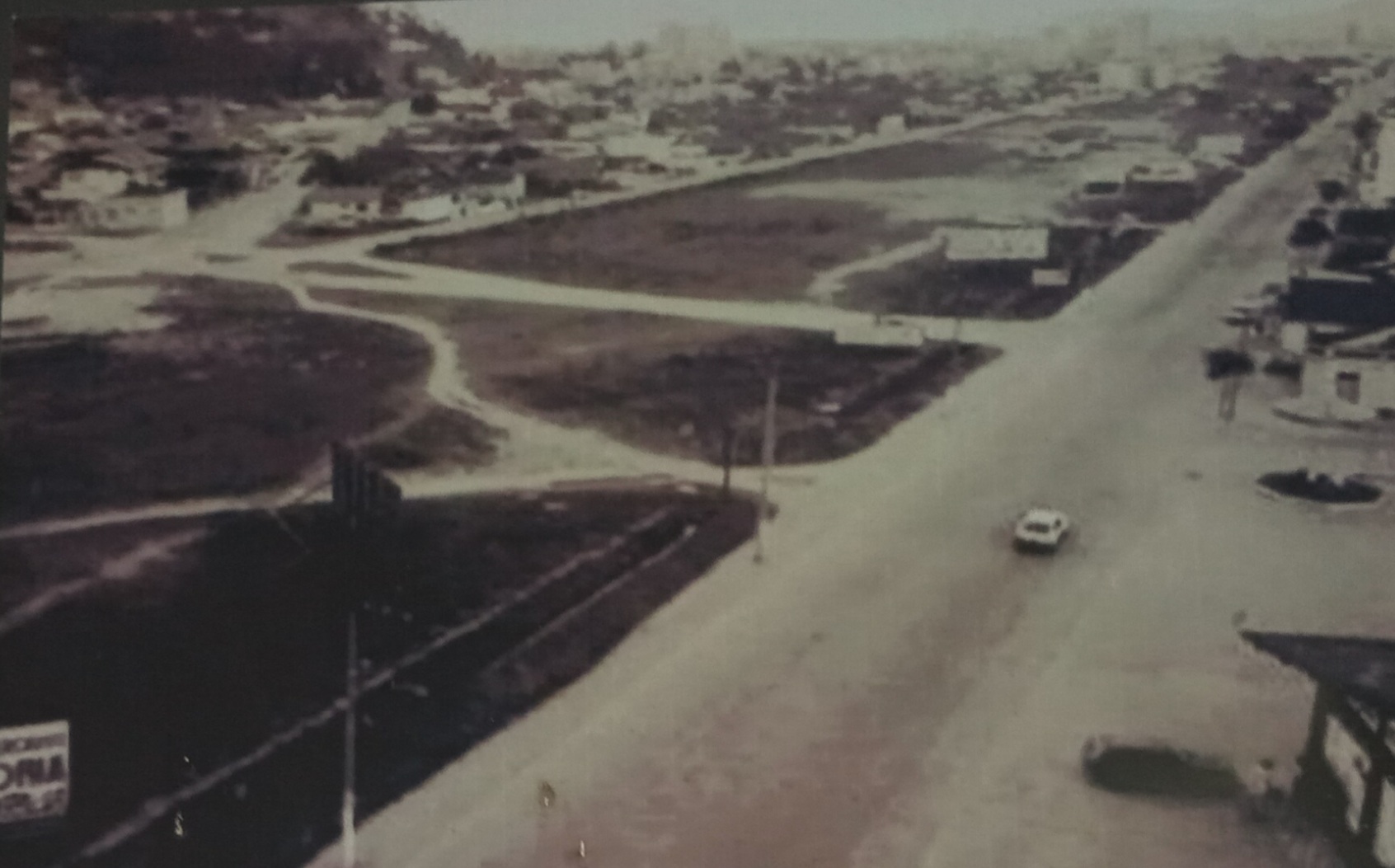 Esplanada (Fazenda).  A direita rua 7 de Setembro. Área onde está a Havan, Bistek e terminal urbano.  Todas imagens acervo do CDMH/Arquivo Público de Itajaí.